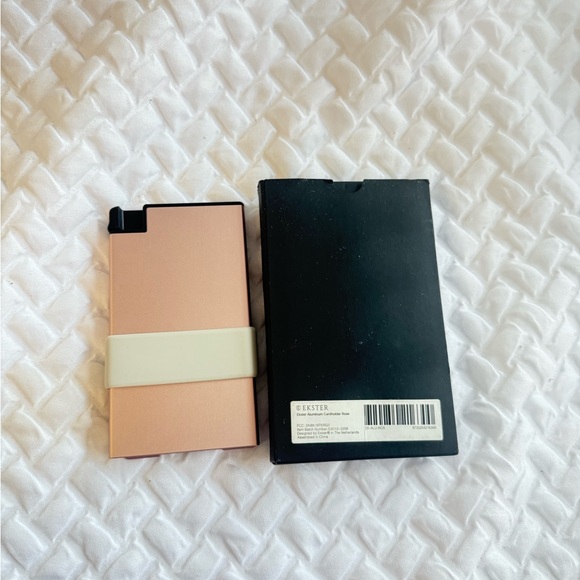 NEW Ekster Cardholder COLOR ROSE GOLD - Picture 2 of 3